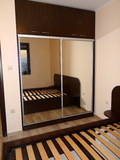 Спалня и гардероб с огледални врати по поръчка