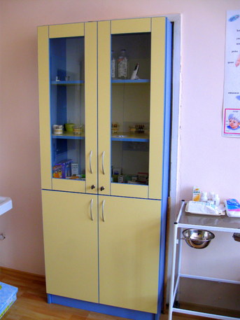 Шкаф за медикаменти за лекарски кабинет