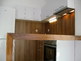 Кухненски шкафове бял гланц и дървесен декор