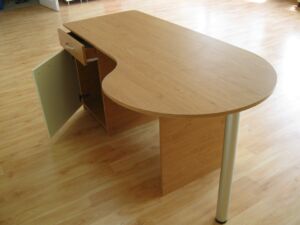 Бюро с декоративни елементи