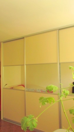 Гардероб с оглегални пана Кремава далия