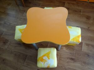 Детска масичка с 4 табуретки