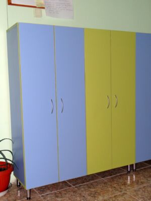 Четирикрилни шкафчета на метални крака