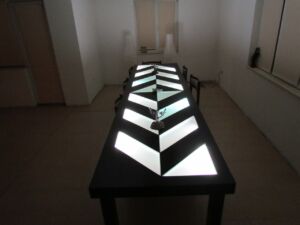 Уникална светеща трапезарна маса