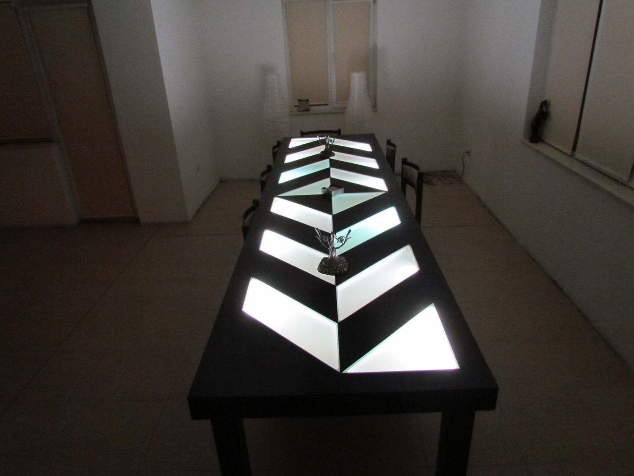 Уникална светеща трапезарна маса