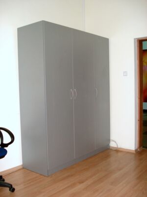 Трикрилен гардероб по поръчка Трикрилен гардероб по поръчка