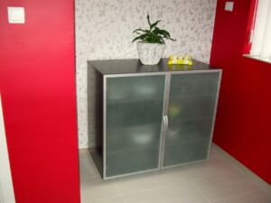 Малък шкаф с витрина Графитени цветя