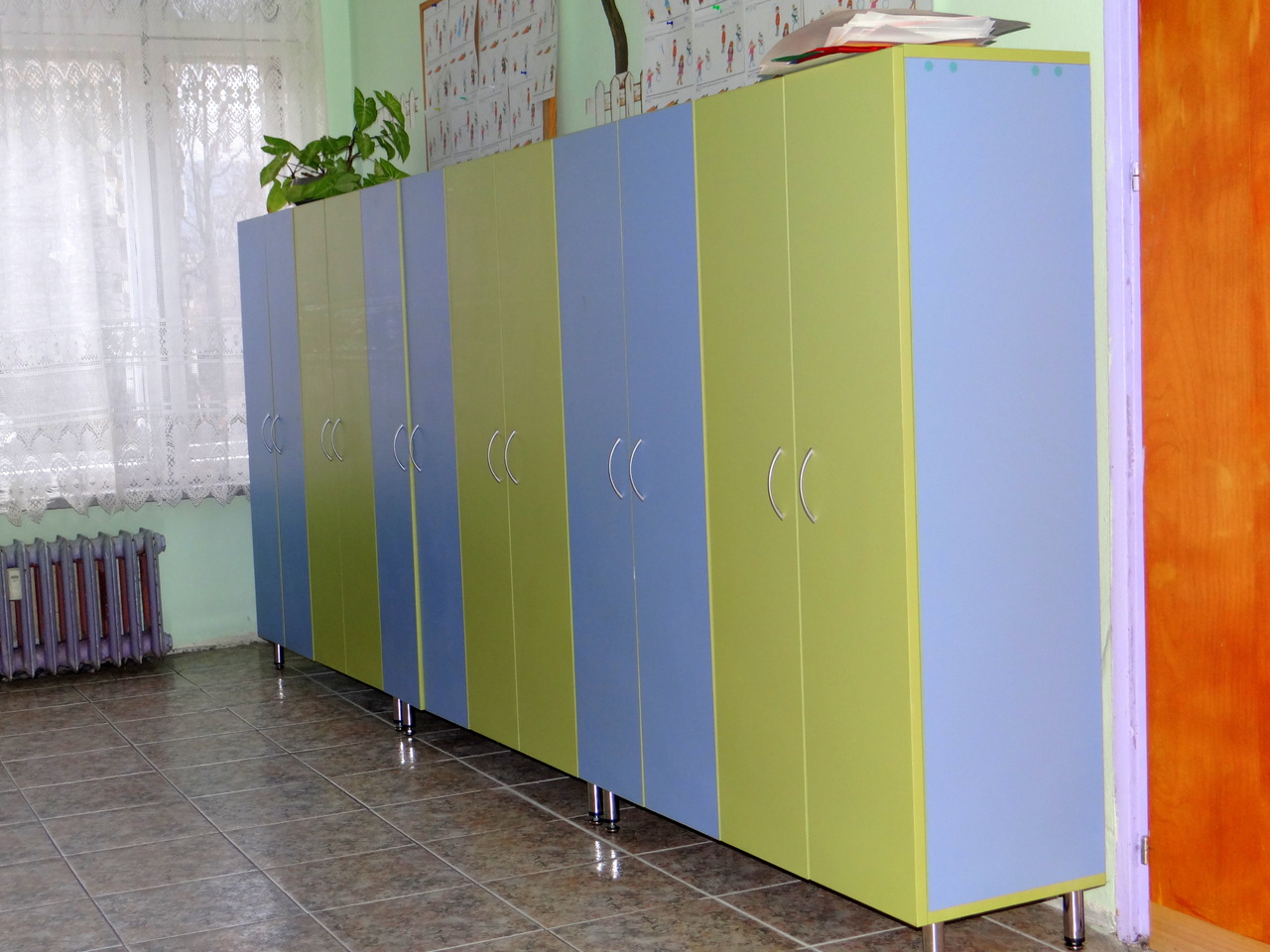 Шкафчета на метални крачета - Image 3