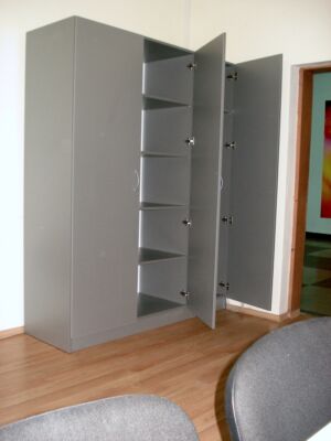 Трикрилен гардероб по поръчка Трикрилен гардероб по поръчка