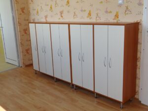 Четирикрилни шкафчета на метални крака