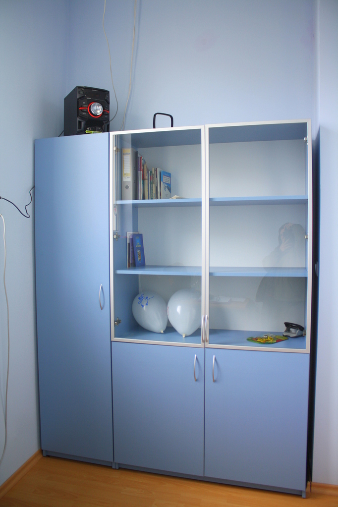 Офис шкаф с витрини Небесно синьо - Image 2