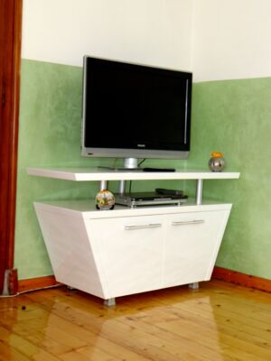 Тв шкаф В бяло