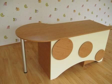 Бюро с декоративни елементи