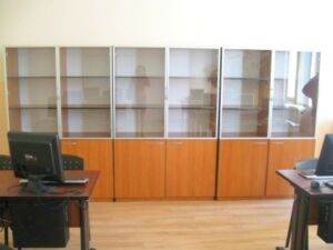 Секционен шкаф с витрини